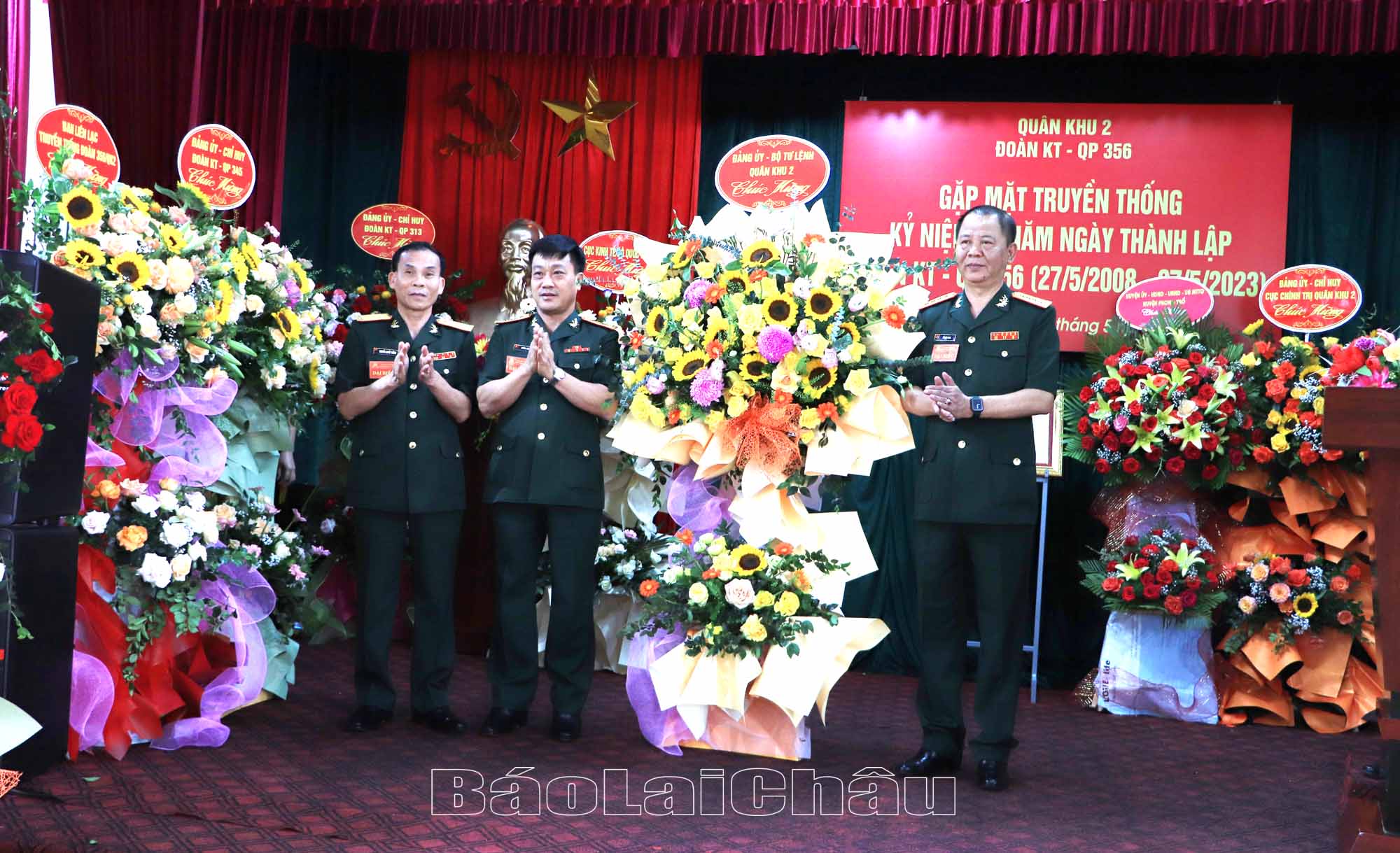 Đồng chí Đại tá Khổng Đình Tám - Chủ nhiệm Chính trị Quân khu II thay mặt lãnh đạo Đảng ủy, Bộ Tư lệnh Quân Khu II tặng hoa chúc mừng Đoàn KTQP 356 tại buổi Gặp mặt.